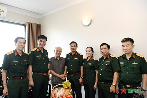 Đại tướng Phan Văn Giang thăm, tặng quà, dâng hương, tri ân các đồng chí nguyên lãnh đạo quân đội